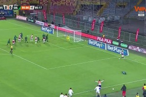 99%的球員都不會(huì)做的選擇！補(bǔ)時(shí)小角度挑射絕殺