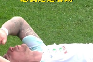 球場(chǎng)“霸凌”真可怕！5秒鐘內(nèi)遭遇同一對(duì)手3連擊