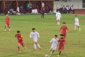 差一點(diǎn)！拜合拉木突破造黃牌，木塔力甫直接任意球造險(xiǎn)