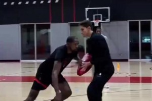 他是從哪冒出來(lái)的！外網(wǎng)網(wǎng)友惡搞：詹姆斯的追身大帽是什么樣的？