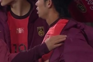 持續(xù)輸出！汪士欽被罰下后在替補(bǔ)席繼續(xù)飆國(guó)粹