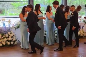 這個(gè)真可以！新郎和伴郎們跟著歐冠主題曲進(jìn)場(chǎng)