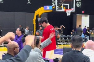 楊瀚森昨日跟小“黑粉”們相視一笑