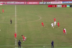 是點(diǎn)球嗎？楊希禁區(qū)倒地，裁判沒(méi)有吹罰點(diǎn)球