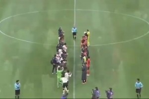 日本球員脫下球衣，這樣退役的裁判可以給他們最后一張黃牌