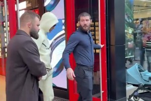 包裹嚴(yán)實(shí)仍被發(fā)現(xiàn)！C羅在洛杉磯逛街引圍觀