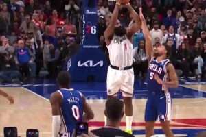 居然不吹犯規(guī)嗎？哈登最后時刻這記三分，很明顯被打到手肘了呀！