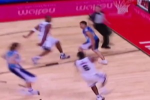 特朗普不太確定C羅坐在哪里，有人立即指向C羅，現(xiàn)場響起掌聲！