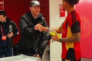 德布勞內(nèi)拄拐現(xiàn)身更衣室，督戰(zhàn)比利時世界杯出線