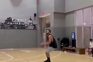 沒人吃你這套了本·西蒙斯休賽期還苦練三分，到現(xiàn)在都沒合同