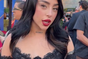 烈焰紅唇~亞馬爾前女友身穿黑色小禮服現(xiàn)身活動(dòng)，好漂亮呀~