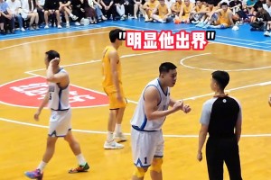 又換鞋了！勇士打熱火，庫里上腳了韋德的球鞋