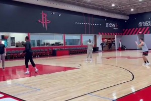 今天很炸?。?！謝潑德訓(xùn)練都是三分線外一步練投籃啊！