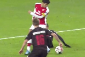 槍手美麗足球越看越上頭！愛德華多這腳后跟傳球點(diǎn)睛之筆！