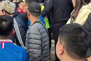 拖都拖不走！海港球迷被大連安保人員壓倒在地