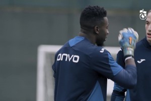 奧納納在訓(xùn)練中指導(dǎo)特拉布宗體育的年輕門將