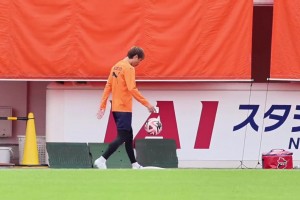 乾貴士顛球不轉(zhuǎn)，身體姿態(tài)松弛，腳步輕盈，一看球感就好~