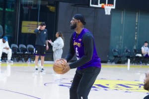 神準(zhǔn)?。≌材匪褂?xùn)練三分輕松14連中??！八村看得很認(rèn)真啊~