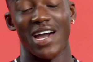 采訪英超球員：走在對(duì)手的隊(duì)徽上是不可接受的行為嗎？