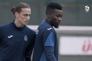 奧納納都能當(dāng)教練給球員支招啦~特拉布宗球員聽得一愣一愣的~