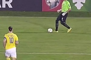 費萊尼在英超聯(lián)賽的最后一腳射門擊中安菲爾德球場的一名工作人員