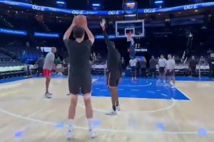 今天上來(lái)就一個(gè)三分！今天楊瀚森賽前練三分，果然有效果！