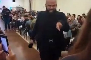 變化太大了！出獄后的阿爾維斯在教堂激情布道