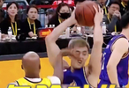 馬布里搶籃板時疑似掃到郭艾倫眼睛！