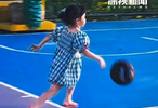 廣東“拖孩”三步上籃！網(wǎng)友：果然人字拖有加成
