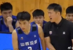 全國(guó)青少年籃球聯(lián)賽，山西遭廣東絕殺，下場(chǎng)后主教練怒扇球員耳光