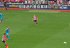 看我一腳解圍...咦，怎么球進(jìn)了？