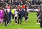 曼城1-2負(fù)紐卡，瓜迪奧拉賽后與吉馬良斯激烈交談